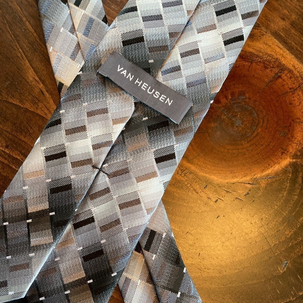 Van‎ Huesen Tie